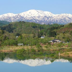 白川湖に映える飯豊山