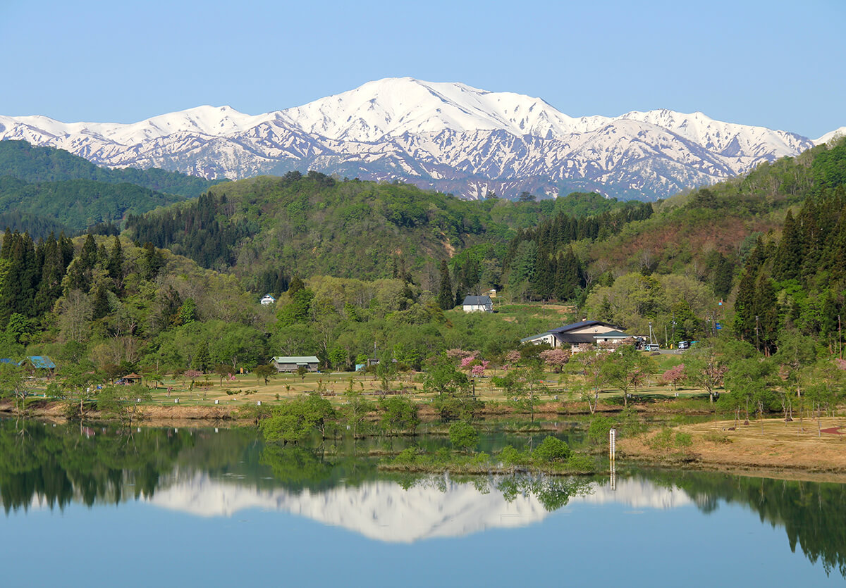 白川湖に映える飯豊山