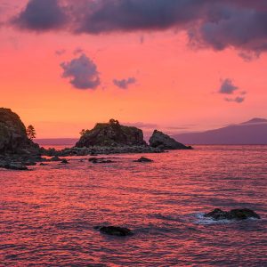 茜に染まる日本海と鳥海山