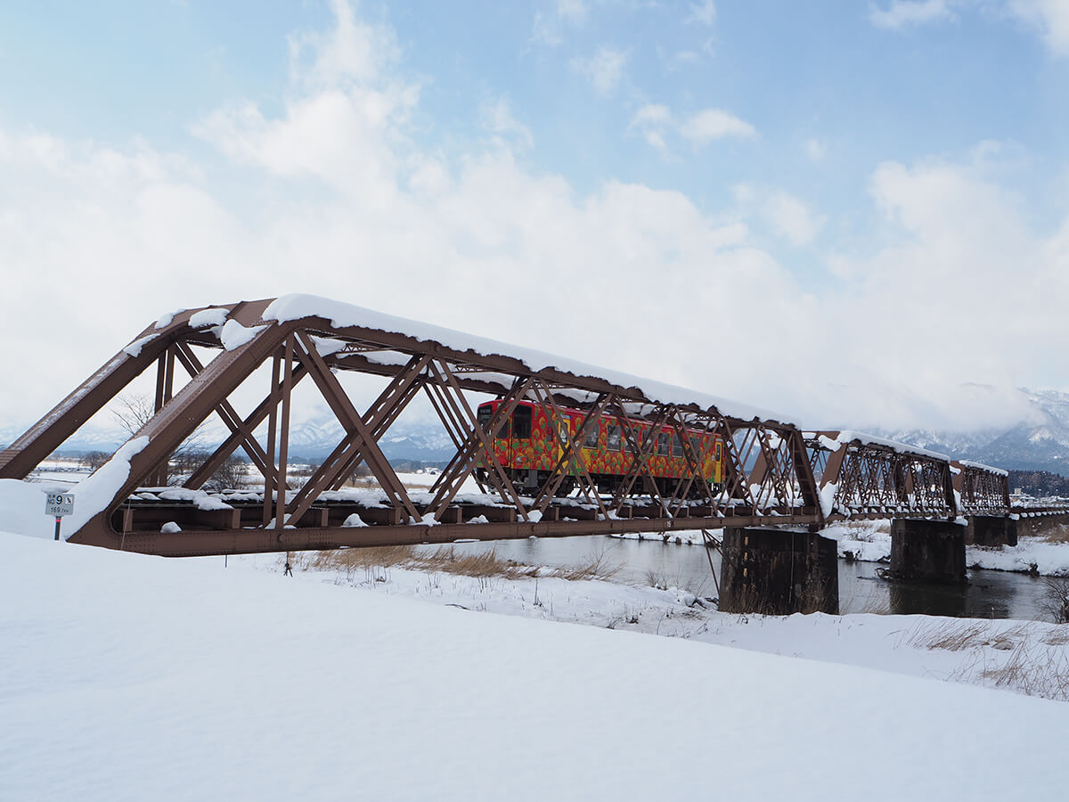 紅花列車 雪の荒砥鉄橋を行く