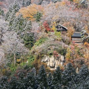 初雪の頃の山寺