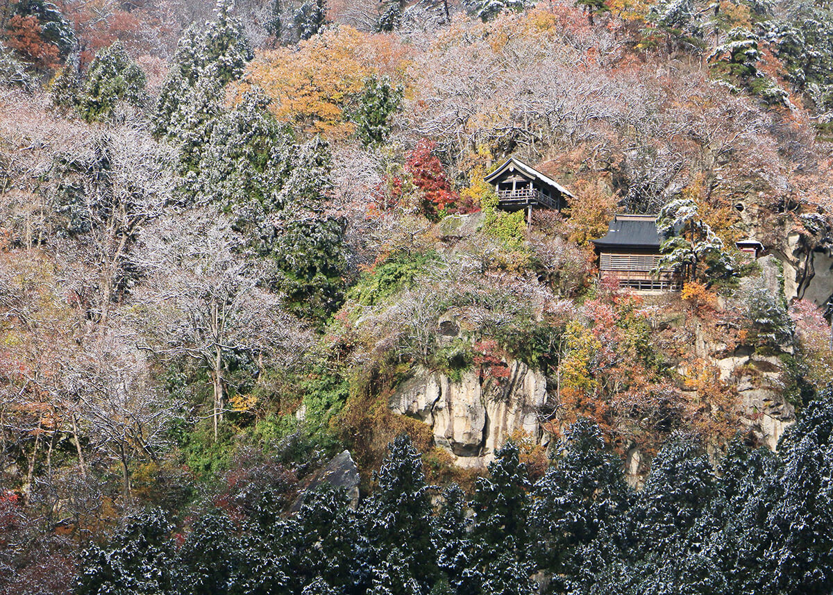 初雪の頃の山寺