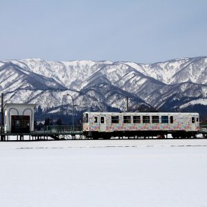 白兎駅を走るフラワー長井線と葉山（冬景色）