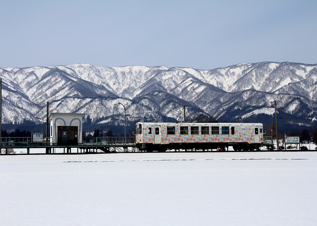 白兎駅を走るフラワー長井線と葉山（冬景色）