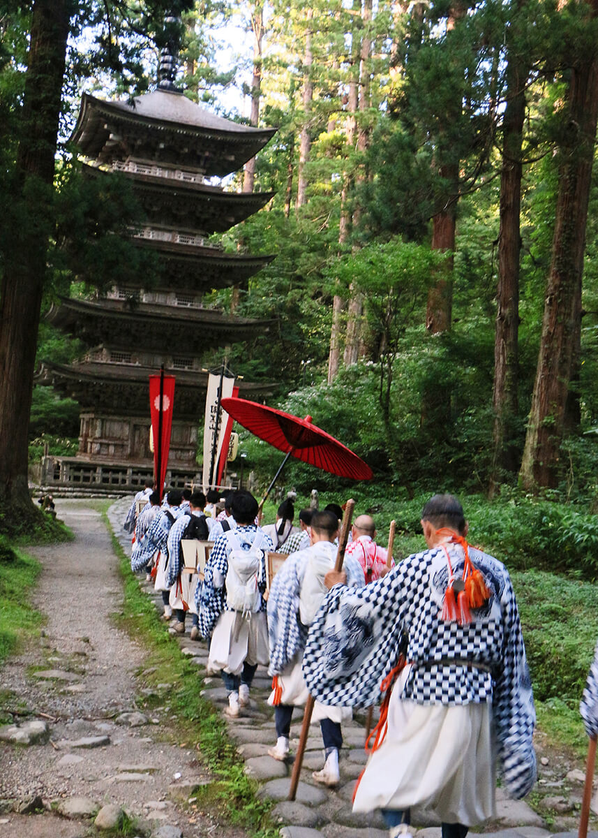 五重塔に向かう山伏達