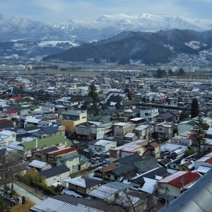 上山市街地と蔵王の峰々