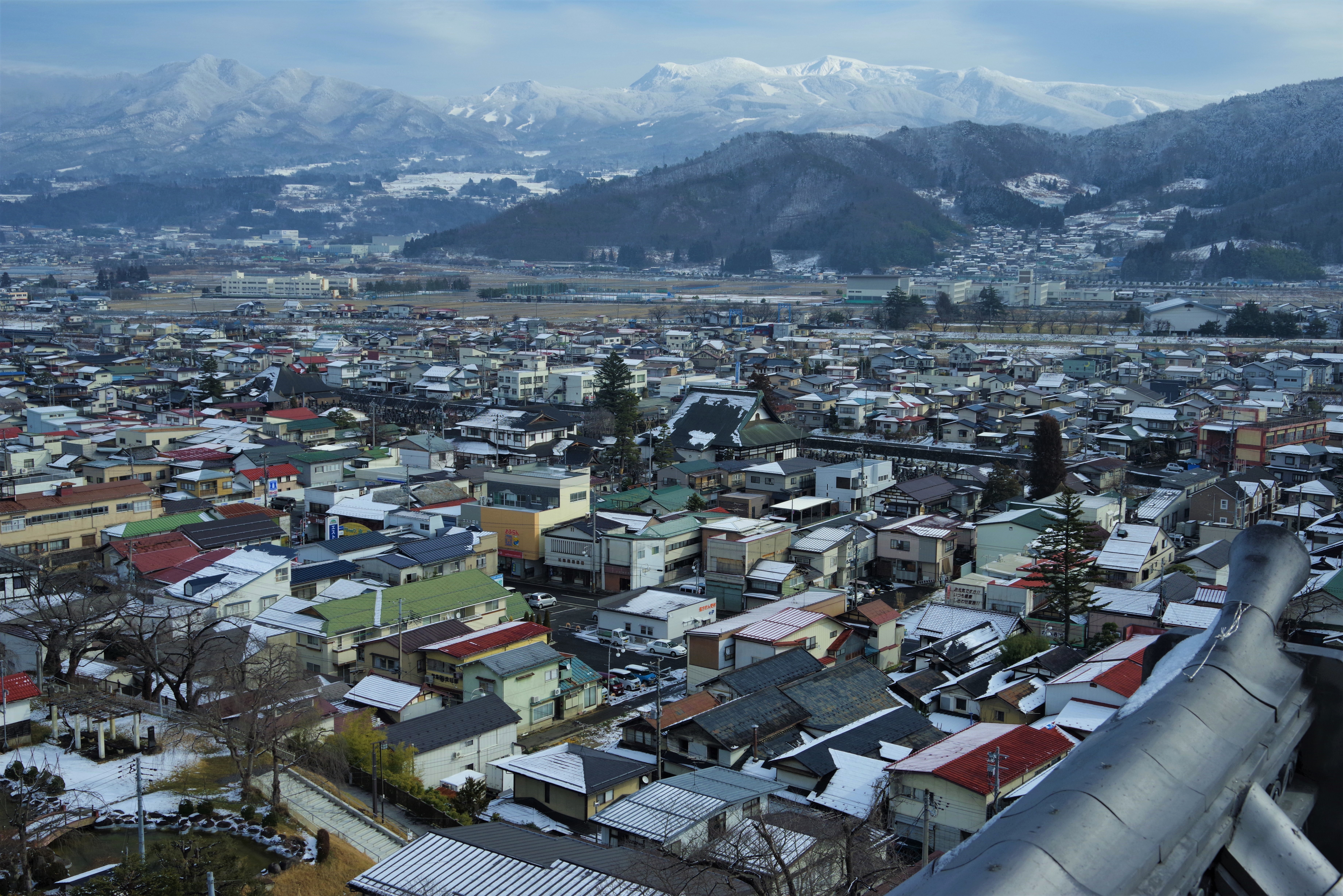 上山市街地と蔵王の峰々