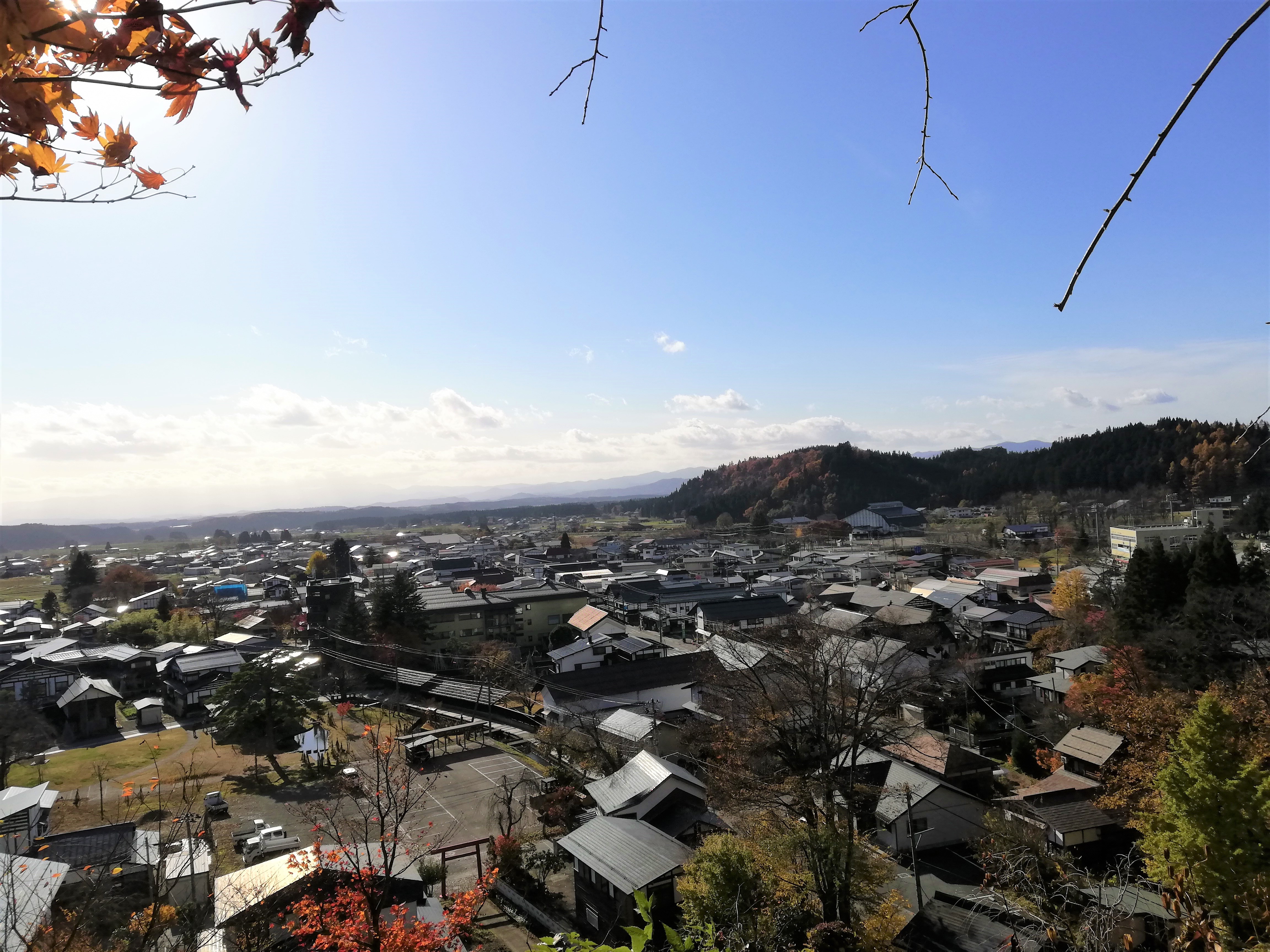 晩秋の金山の街並み