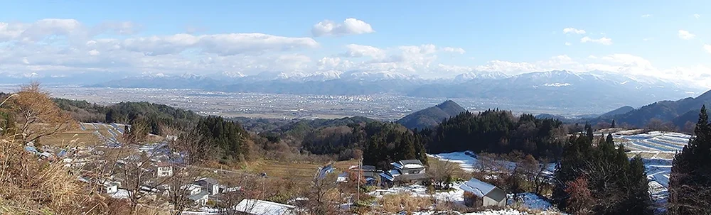 【第３号】ふれあい展望台からの山形市街地とそれをとりまく山々の眺め